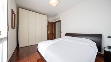 2 chambres, coffres-forts dans les chambres, bureau