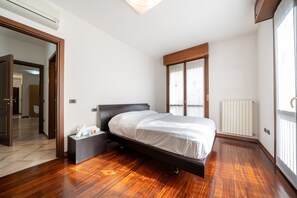 2 bedrooms, in-room safe, desk, iron/ironing board
