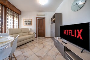 Smart TV, books - [10min Dalla Ghirlandina] Love and Relax in Modena (Modena)