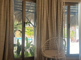 Kamar Double Khas | Seprai premium, selimut bulu angsa, bantalan ekstra lembut, dan brankas