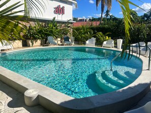 Una piscina al aire libre