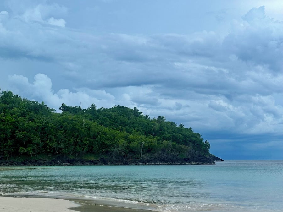 Una playa cerca, arena blanca, toallas de playa