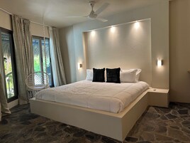 特色双人房 | 高档床上用品、羽绒被、加厚床垫、客房内保险箱