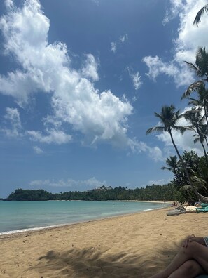 Una playa cerca, arena blanca, toallas de playa