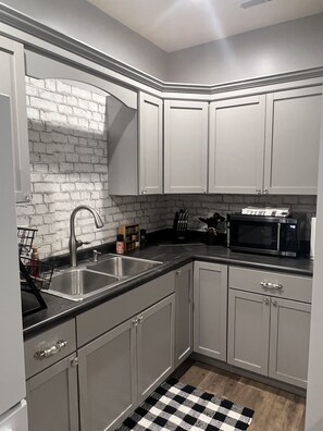 Refrigerador, microondas, cafetera y tetera y tostadora