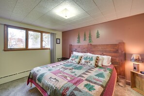 1 habitación, escritorio, tabla de planchar con plancha y cuna de viaje 