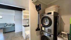 Interior - Jewel In The Crown Pet Friendly Near Currimundi Lake (CURRIMUNDI)