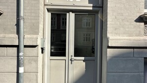 A building entrance with a double door and the number 24 above it. - Modern apartment for 6 in city center (Aalborg)