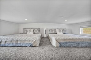 3 bedrooms, WiFi, bed sheets - Cottage with Loft - Pet Friendly - Includes 3 queen beds (one in master and 2 in loft), a fully equipped kitchen, dining area, private bath and shower, TVs, Wifi, all utilities, access to all resort amenities. This cottage is pet friendly. (Brenham)