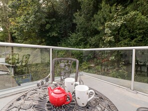 Outdoor dining - The Old Thatch (Minehead)