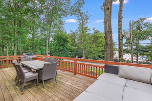 Outdoor dining - Close to Skiing*Lake views*Huge Deck*HotTub*Games*12ppl (Lake Harmony)