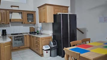 冰箱、烤箱、电热水壶、高脚椅