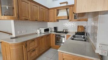 冰箱、烤箱、电热水壶、高脚椅