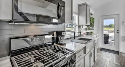 Cottage with Bunk Beds - Includes 1 queen bed in the master, 2 bunk beds and 1 queen bed in the loft. A fully equipped kitchen, dining area, private bath and shower, TVs, Wifi, all utilities, access to all resort amenities. This cottage is pet friend