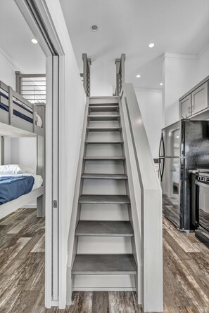 5 bedrooms, WiFi, bed sheets