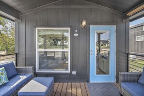 Terrace/patio - Cottage with Bunk Beds - Includes 1 queen bed in the master, 2 bunk beds and 1 queen bed in the loft. A fully equipped kitchen, dining area, private bath and shower, TVs, Wifi, all utilities, access to all resort amenities. This cottage is pet friend (Brenham)