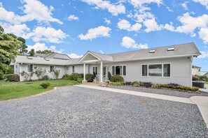 Exterior - Spacious 4BR Home w/waterviews! Recently updated, game room, roof top deck. (Stevensville)