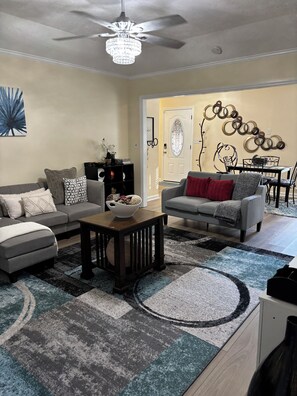 Smart-TV, Kamin, Bücher