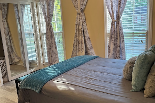 3 bedrooms, iron/ironing board, travel crib, free WiFi