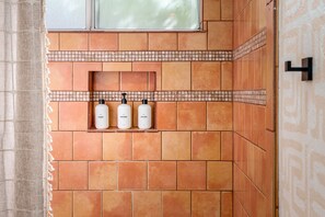 Sèche-cheveux, serviettes fournies, savon, shampoing