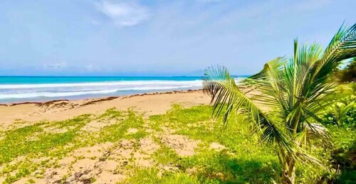 Casa Emerald, by the beach.