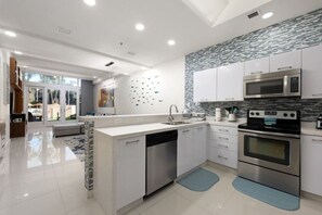 ثلاجة، ميكروويف، فرن، موقد طهي مسطح