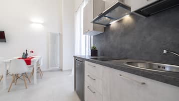 Refrigerador, microondas, parrilla de estufa y tetera eléctrica