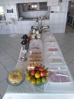 Café da manhã com buffet grátis todos os dias