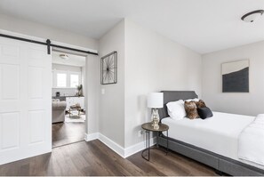 7 bedrooms, iron/ironing board, WiFi, bed sheets - Incredible Indianapolis Home - Walkable. Sleeps 16 (Indianapolis)