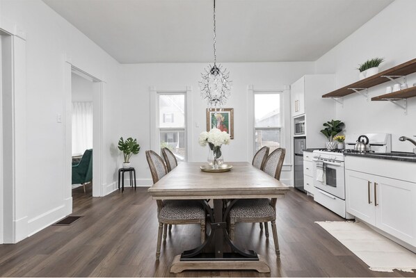 Fridge, microwave, oven, stovetop - Incredible Indianapolis Home - Walkable. Sleeps 16 (Indianapolis)