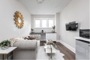 Smart TV - Incredible Indianapolis Home - Walkable. Sleeps 16 (Indianapolis)