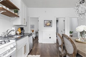 Fridge, microwave, oven, stovetop - Incredible Indianapolis Home - Walkable. Sleeps 16 (Indianapolis)