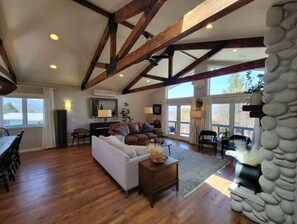 Smart TV, fireplace - Peaceful Missoula Mountain View Home (Missoula)