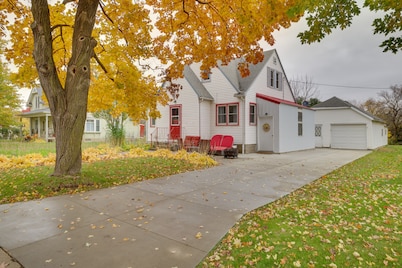 Harmony Home w/ Fire Pit: 5 Mi to Niagara Cave!