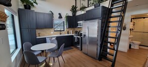 Geladeira, micro-ondas, fogão, cooktop