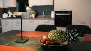 A modern kitchen with a dining area. - Paderborn Oasis with Fireplace, Parking & Balcony, Stylish Home, 24/7 Check-in (Paderborn)
