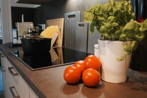 Kühlschrank, Mikrowelle, Ofen, Herdplatte