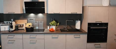 Refrigerador, microondas, horno, placa de cocina