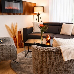 En moderne stue med sofa, sofabord og pyngeting.