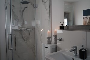 Dusche, Haartrockner, Handtücher, Seife