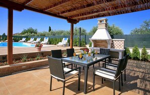 Outdoor dining - Nice home in Fazana with private swimming pool, can be inside or outside (Fazana)