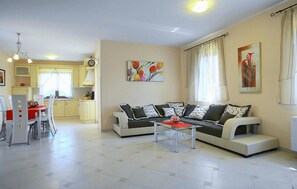 Una televisión, una chimenea