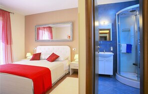 3 bedrooms, iron/ironing board, travel cot, free WiFi - Nice home in Fazana with private swimming pool, can be inside or outside (Fazana)