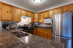 Een koelkast, een magnetron, een oven, een kookplaat