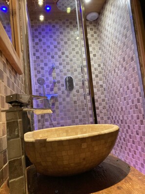 Douche, séchoir à cheveux, serviettes fournies, savon