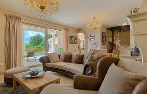 TV, fireplace, DVD player, stereo