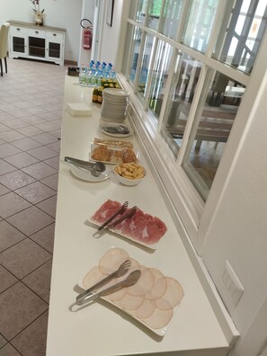 Petit déjeuner continental servi tous les jours en supplément