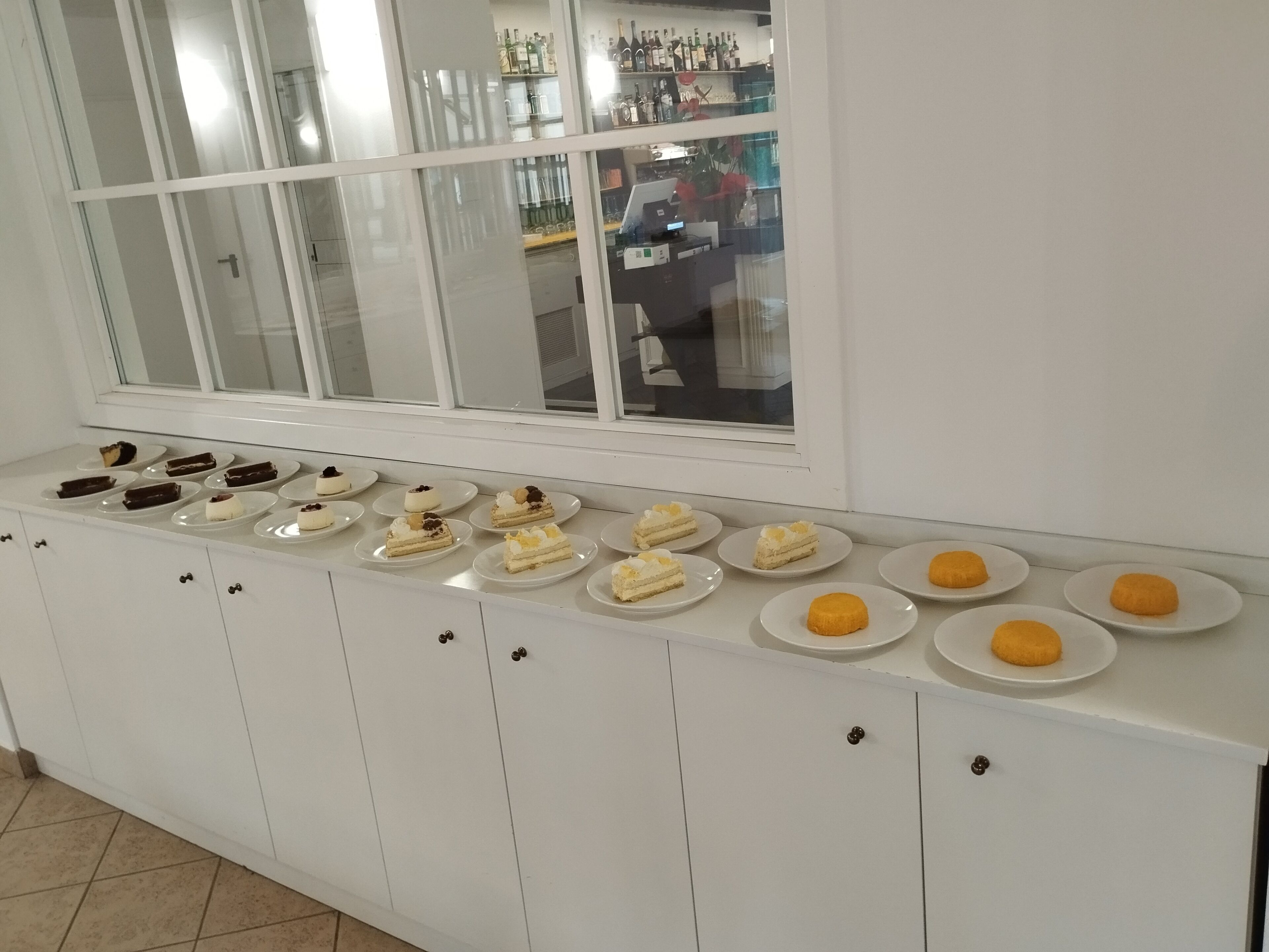 Tägliches kontinentales Frühstück (5 EUR pro Person)