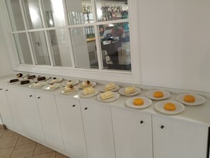 Dagelijks continentaal ontbijt (EUR 5 per persoon)