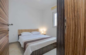 4 bedrooms, travel cot, free WiFi, bed sheets - Holiday home Tomislav for 12 guests near the beach (Vir)